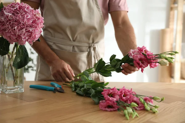 Kwiaciarnia Podejmowania Piękny Bukiet Przy Stole Warsztacie Zbliżenie — Zdjęcie stockowe