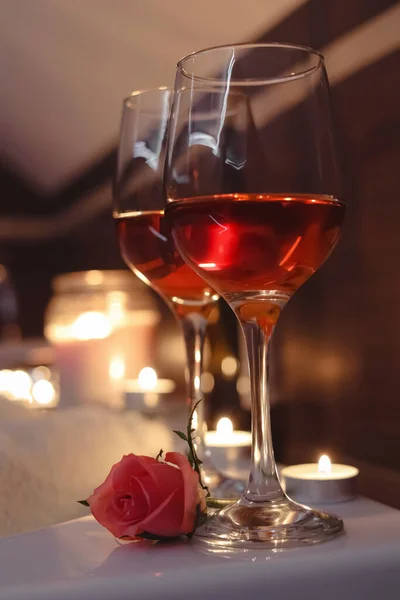 Egy Üveg Bor Rózsa Fürdőszobában Romantikus Hangulat — Stock Fotó