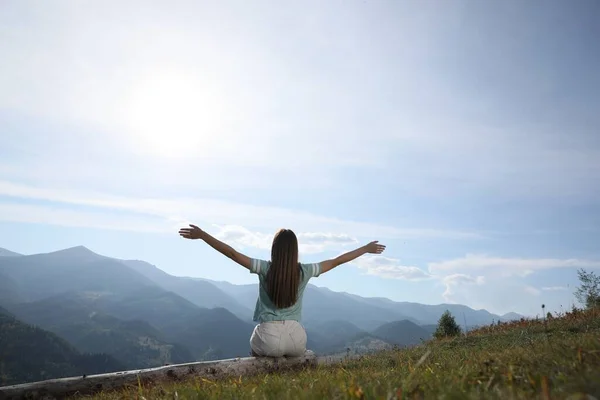 Mujer Joven Las Montañas Tranquilas Vista Trasera Sensación Libertad — Foto de Stock