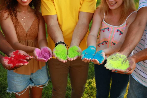 カラフルな粉末染料屋外での友人 クローズアップ ホリ祭り — ストック写真