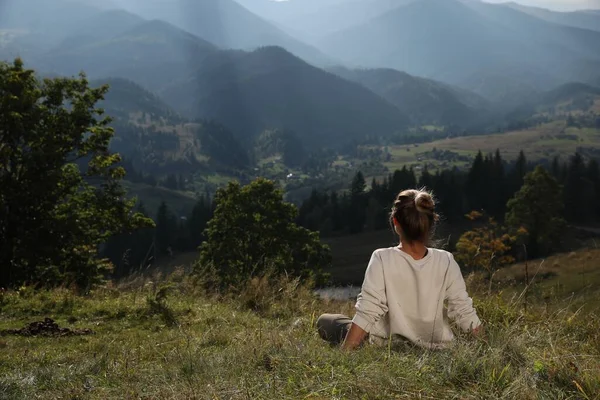 Žena Užívá Krásnou Horskou Krajinu Pohled Zezadu Mezera Pro Text — Stock fotografie