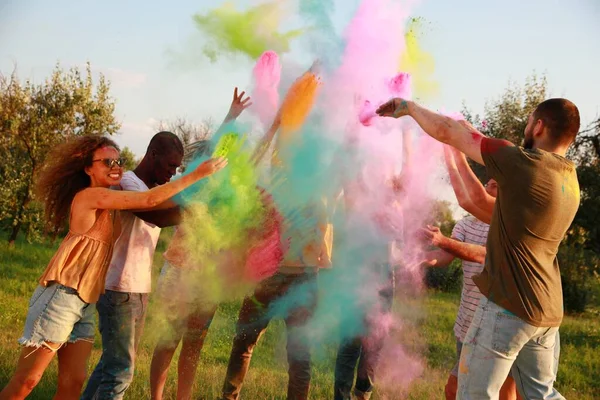 快乐的朋友们在户外用彩色粉末染料玩乐 Holi节庆祝活动 — 图库照片