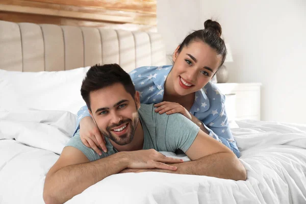 Evde Pijamalı Mutlu Çift — Stok fotoğraf