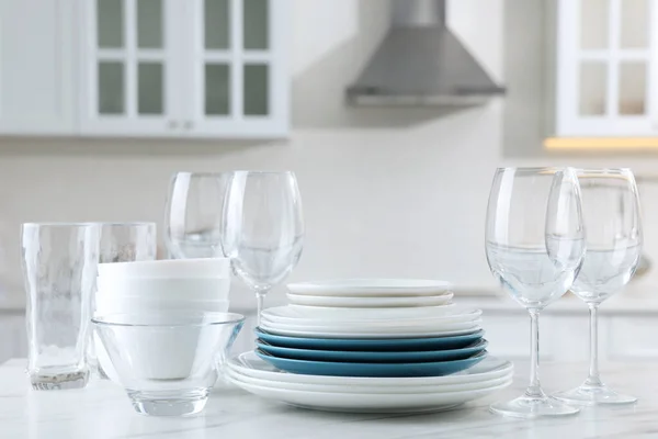 Diverse Stoviglie Bicchieri Puliti Sul Tavolo Marmo Bianco Cucina — Foto Stock