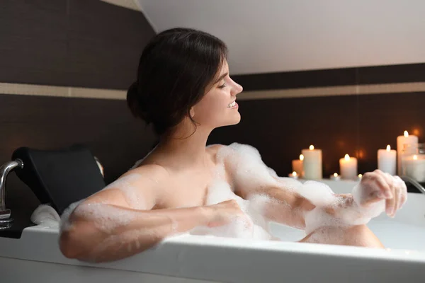 Feliz Hermosa Mujer Tomando Baño Burbujas Ambiente Romántico — Foto de Stock