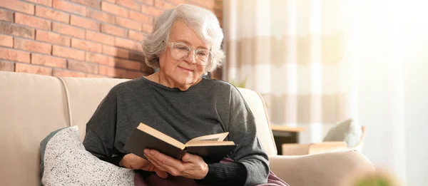 Oturma Odasındaki Kanepede Kitap Okuyan Yaşlı Bir Kadın Pankart Tasarımı — Stok fotoğraf