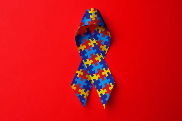 Welttag Des Autismus Bewusstseins Bunte Puzzle Schleife Auf Rotem Hintergrund — Stockfoto