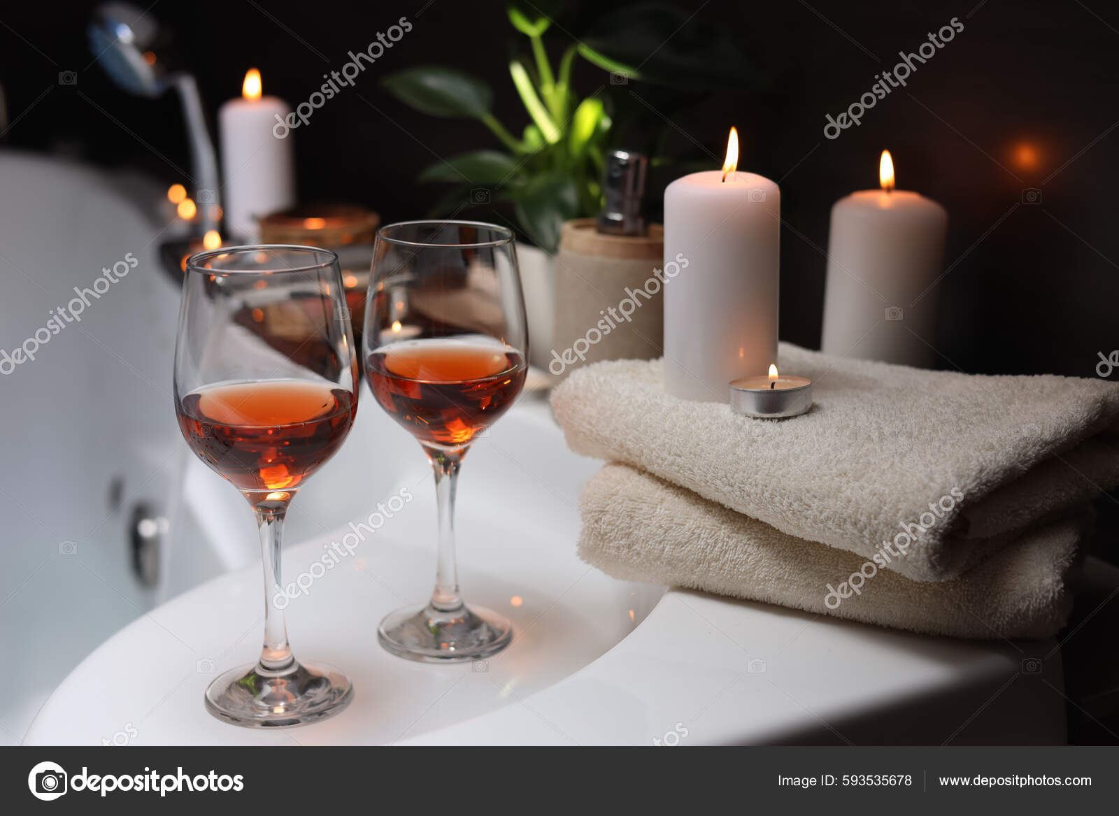 https://st.depositphotos.com/16122460/59353/i/1600/depositphotos_593535678-stock-photo-bathtub-glasses-wine-candles-indoors.jpg