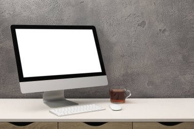 Modern bilgisayar monitörlü, klavyeli ve fareli işyeri. Tasarım için model