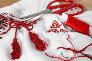 Güzel işlemeli beyaz gömlek, iplik ve makas, yakın plan. Ukrayna ulusal giysileri