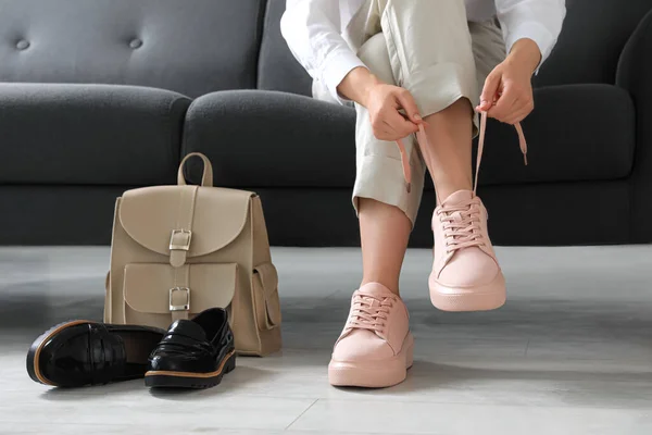 Vrouw Het Nemen Van Ongemakkelijke Schoenen Het Aantrekken Van Sneakers — Stockfoto