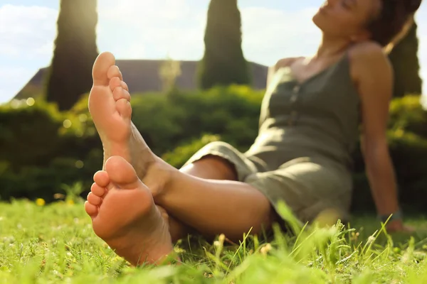 Wanita Duduk Bertelanjang Kaki Rumput Hijau Luar Ruangan Closeup — Stok Foto