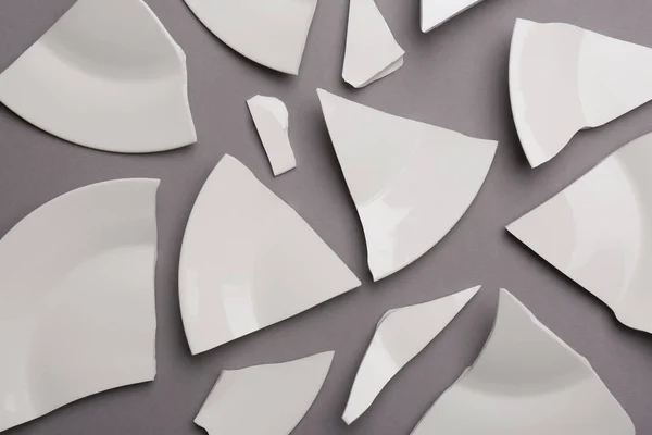 Pieces Broken White Ceramic Plate Grey Background Flat Lay — Fotografia de Stock