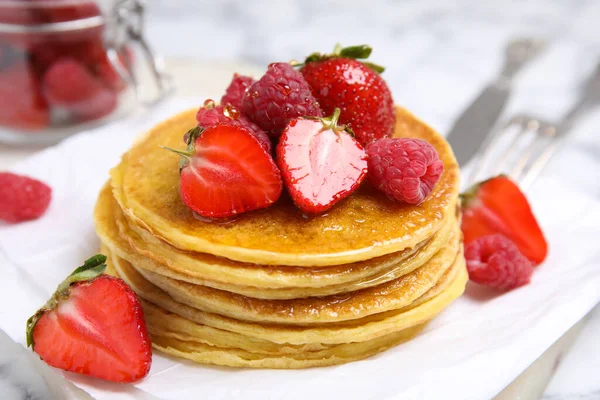 Tasty Pancakes Fresh Berries Honey Table Closeup — Fotografia de Stock