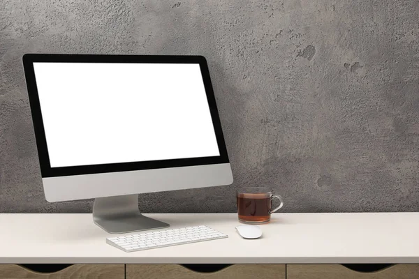 Workplace Modern Computer Monitor Keyboard Mouse Table Mockup Design — Zdjęcie stockowe