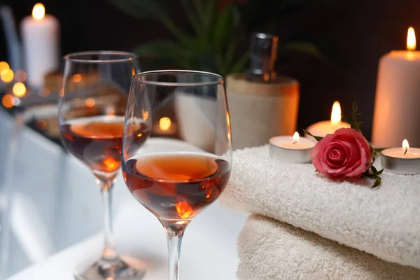Wine Glasses Rose Edge Bath Indoors Closeup Romantic Atmosphere — Stock Fotó