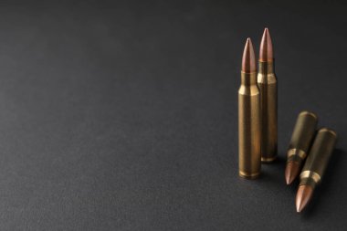 Siyah arka plandaki mermiler, yakın plan. Metin için boşluk