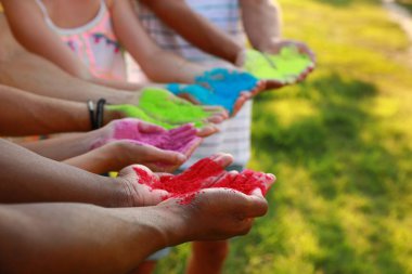 Açık havada renkli pudra boyalı arkadaşlar, yakın plan. Holi festivali kutlaması