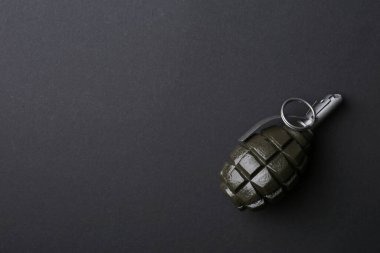 Siyah arka planda el bombası, üst manzara. Metin için boşluk