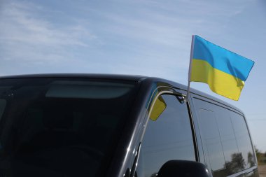 Ukrayna ulusal bayrağı açık hava arabasının camında