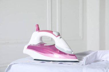 Kapalı alanda modern ütü ve temiz gömlek