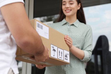 Dışarıdaki kuryeden paket alan kadın, yakın plan.