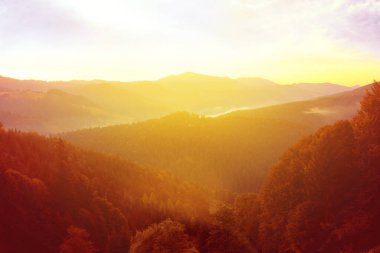 Sabahları sisli dağların muhteşem manzarası.