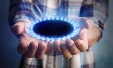 Yakından bakınca elinde mavi alevlerle gaz ocağı tutan bir adam görülüyor.