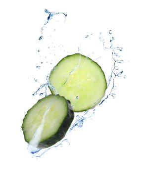 Taze salatalık dilimleri ve beyaz arka planda akan su.