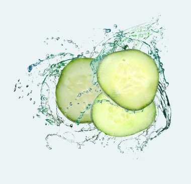 Taze salatalık dilimleri ve hafif arka planda su sıçraması.