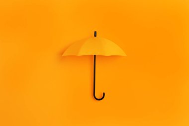 Turuncu arka planda parlak oyuncak şemsiyesi, üst görünüm