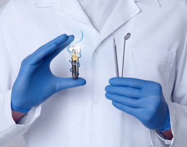 Diş implantının sanal modelini gösteren araçlarla doktor, yakın plan.