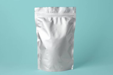 Açık mavi arkaplanda boş bir folyo paketi