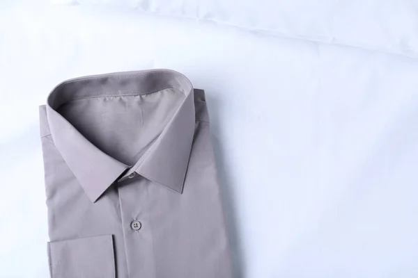 Elegante Camisa Gris Sobre Tela Blanca Vista Superior Con Espacio — Foto de Stock