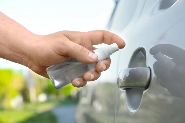 Man Spray Sanitizing Car Door Handle Outdoors Closeup — Foto de Stock