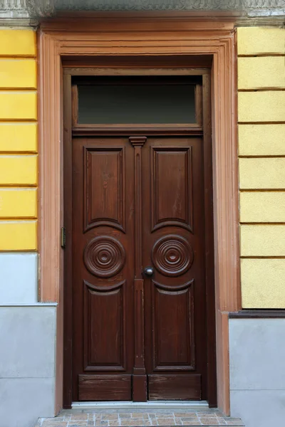 Είσοδος Του Σπιτιού Όμορφη Ξύλινη Πόρτα Και Παράθυρο Transom — Φωτογραφία Αρχείου