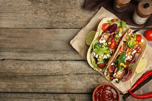 Delicious Tacos Fried Bacon Lime Sauce Wooden Table Flat Lay — Foto Stock