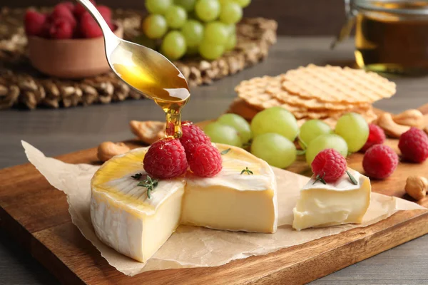 Pouring Honey Brie Cheese Served Raspberries Table Closeup — Fotografia de Stock