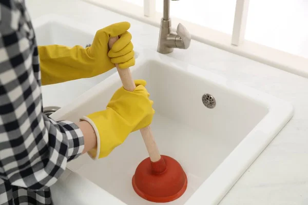 Mujer Usando Émbolo Para Desatascar Desagüe Del Fregadero Cocina Primer —  Fotos de Stock