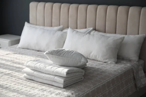 Gefaltete Saubere Decke Und Kopfkissen Auf Dem Bett Zimmer — Stockfoto