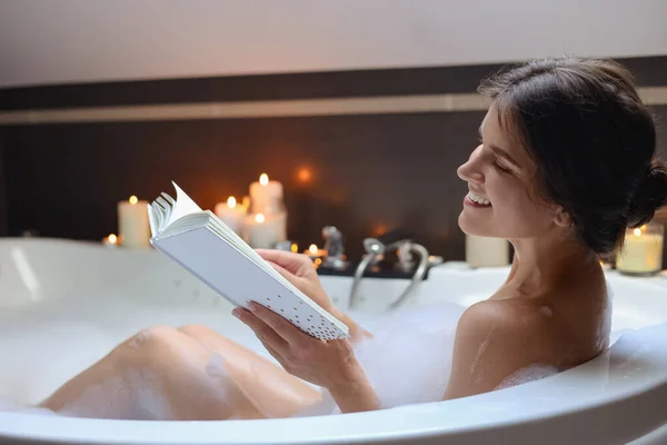 Mujer Joven Leyendo Libro Mientras Toma Baño Burbujas Ambiente Romántico —  Fotos de Stock