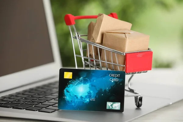 Online Bezahlkonzept Kleiner Warenkorb Mit Bankkarte Boxen Laptop Nahaufnahme — Stockfoto