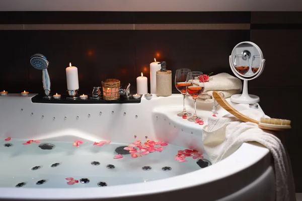 Bañera Con Copas Vino Velas Interior Ambiente Romántico — Foto de Stock