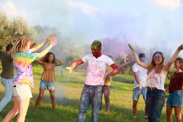 快乐的朋友们在户外用彩色粉末染料玩乐 Holi节庆祝活动 — 图库照片