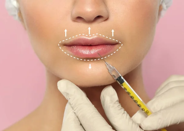 Młoda Kobieta Dostaje Zastrzyk Ust Różowym Tle Zbliżenie Chirurgia Kosmetyczna — Zdjęcie stockowe