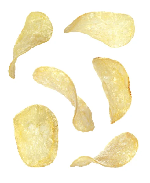 白い背景にフライドクリスピーポテトチップスのセット — ストック写真