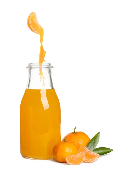 Leckerer Mandarinensaft Und Frische Reife Früchte Auf Weißem Hintergrund — Stockfoto