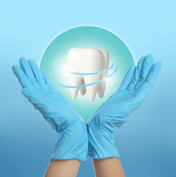 Dentist Demonstrating Virtual Model Healthy Tooth Light Blue Background Closeup — ストック写真