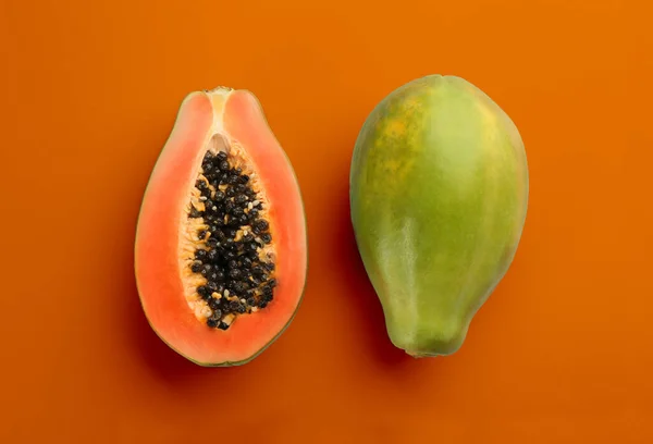Świeże Dojrzałe Owoce Papai Pomarańczowym Tle Płaskie Leżaki — Zdjęcie stockowe