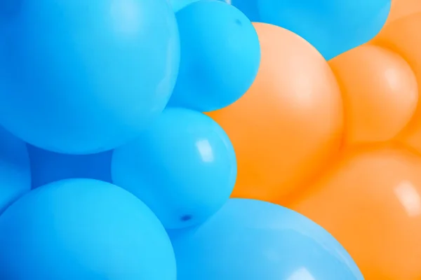 Arka Plan Olarak Birçok Turuncu Açık Mavi Balon Yakın Plan — Stok fotoğraf